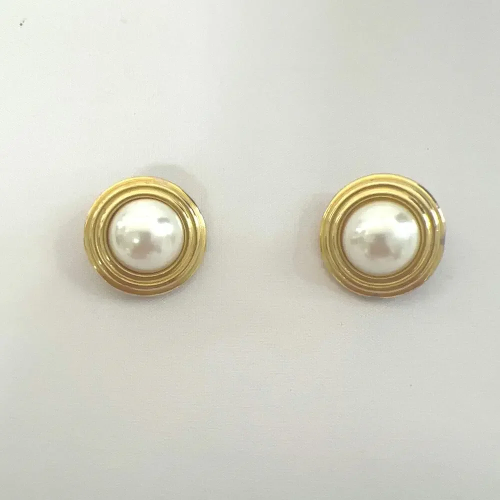 VTG Carolee Large Gold Tone Faux Mabe Pearl Button Clip On Earrings